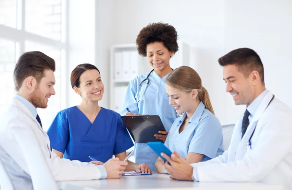 Встреча группы счастливых врачей в больничном офисе — стоковое фото