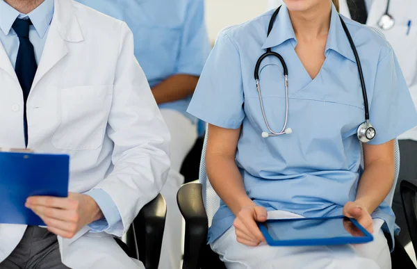 Primer plano de los médicos felices en el seminario o el hospital — Foto de Stock