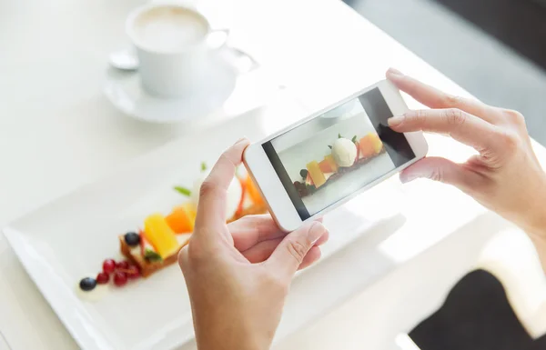 Close up de mulher imaginando comida por smartphone — Fotografia de Stock