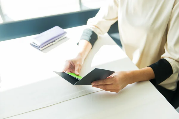 Close up of woman hands holding restaurant bill — Stock Photo, Image