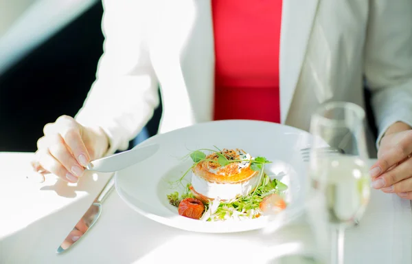 Κοντινό πλάνο γυναίκα τρώει σαλάτα στο εστιατόριο — Φωτογραφία Αρχείου