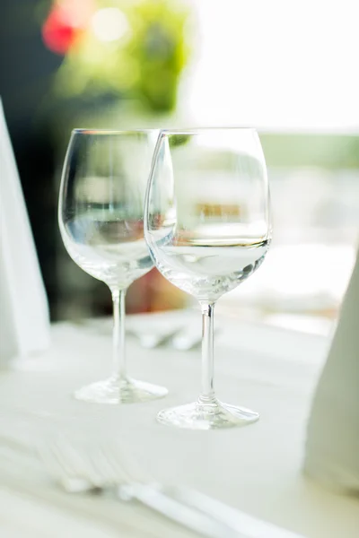 Close up of two wine glasses on restaurant table — Stock Photo, Image