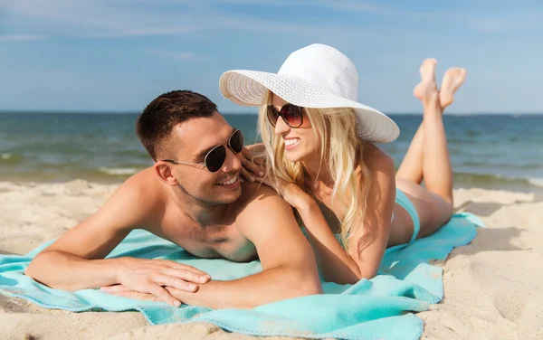 Casal feliz em roupa de banho deitado na praia de verão — Fotografia de Stock