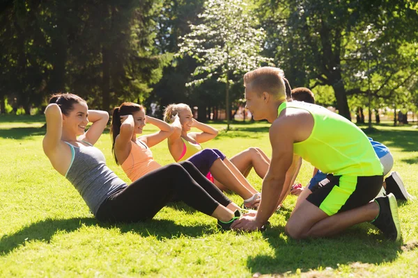 Grupo de amigos o deportistas que hacen ejercicio al aire libre — Foto de Stock