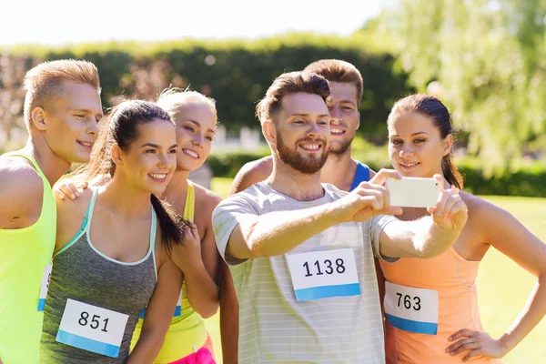 Deportistas adolescentes tomando selfie con teléfono inteligente — Foto de Stock