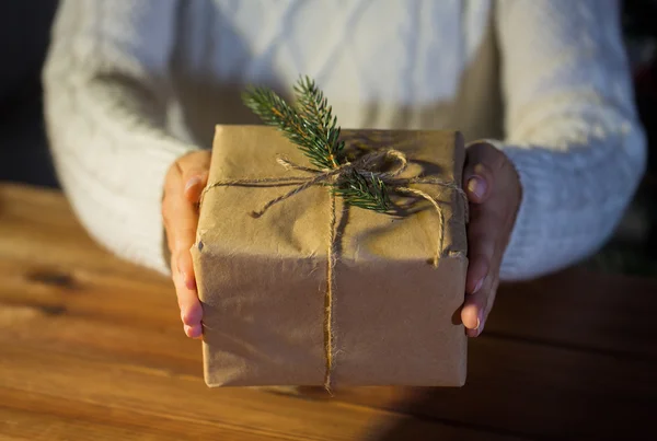 Close up de mulher com presente de Natal ou parcela — Fotografia de Stock