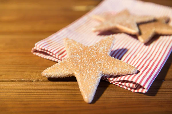 Close up van peperkoek cookies en handdoek — Stockfoto