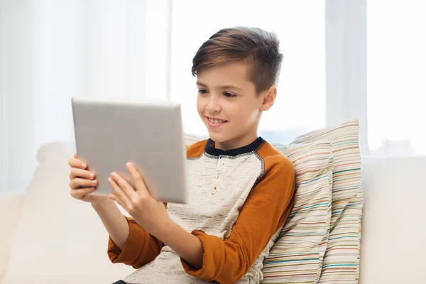 Sorrindo menino com tablet computador em casa — Fotografia de Stock