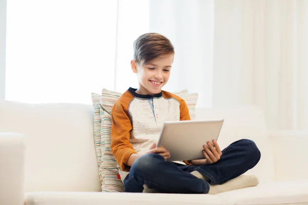 Χαμογελαστό αγόρι με δισκίο υπολογιστή στο σπίτι — Φωτογραφία Αρχείου