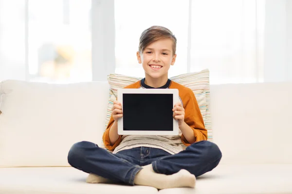 Lachende jongen met tablet pc thuis — Stockfoto