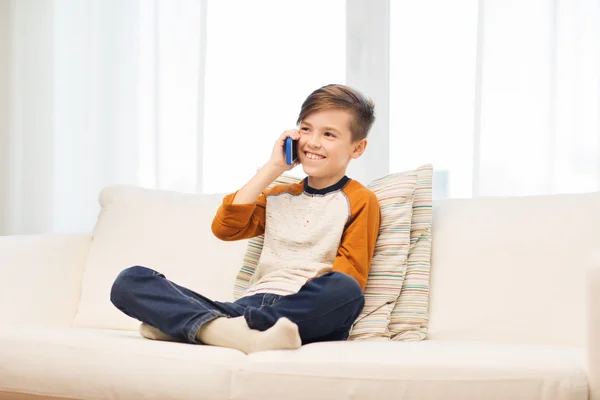 Menino feliz chamando no smartphone em casa — Fotografia de Stock