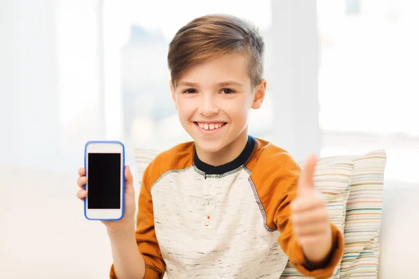 Lachende jongen met smartphone thuis — Stockfoto