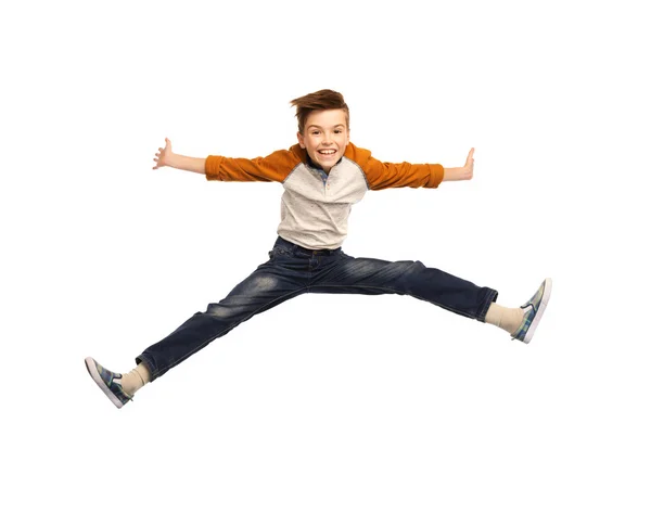Szczęśliwy, uśmiechnięty chłopiec skoki w powietrzu — Zdjęcie stockowe