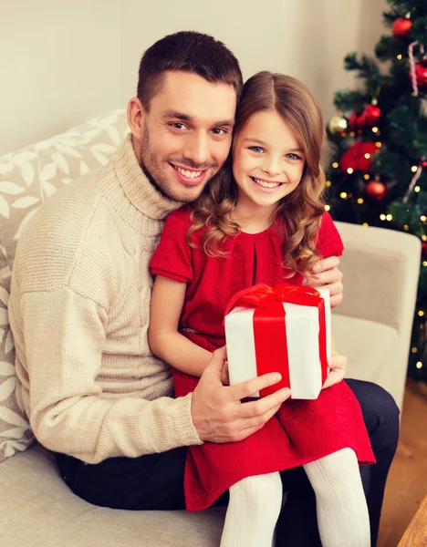 Sonriente padre e hija sosteniendo caja de regalo — Foto de Stock