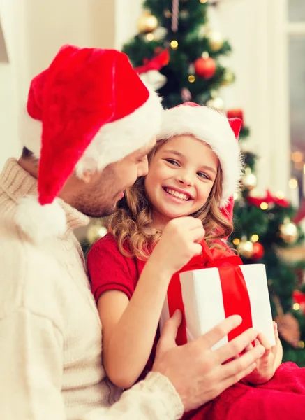 Sonriente padre e hija abriendo caja de regalo —  Fotos de Stock