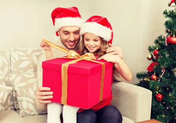 Sonriente padre e hija abriendo caja de regalo — Foto de Stock