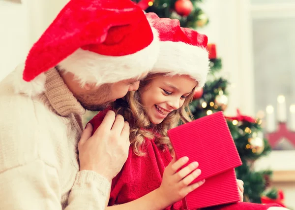 Sonriente padre e hija abriendo caja de regalo — Foto de Stock