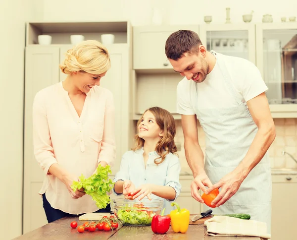 Maken van het diner in keuken en gelukkige familie — Stockfoto