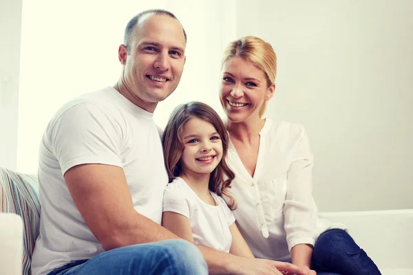 Padres felices con hija pequeña en casa — Foto de Stock