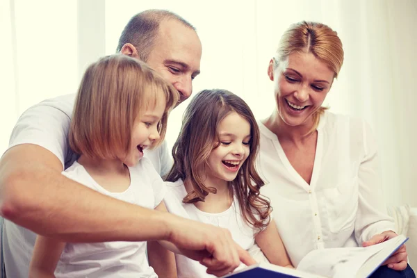 Famiglia felice con libro a casa — Foto Stock