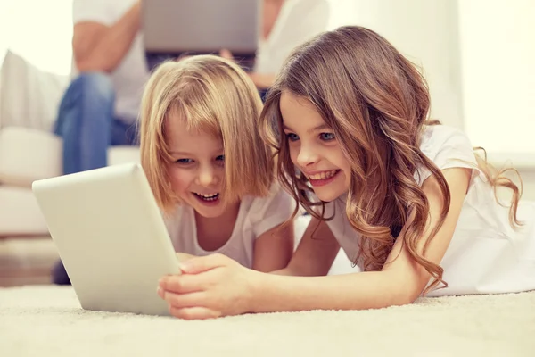 Niñas felices con la computadora de la tableta PC en casa —  Fotos de Stock