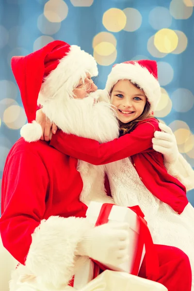 Usměvavá holčička s santa claus — Stock fotografie