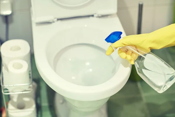 Close-up van de hand met wasmiddel toilet schoonmaken — Stockfoto