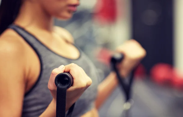 Nahaufnahme einer Frau, die an einem Fitnessgerät trainiert — Stockfoto