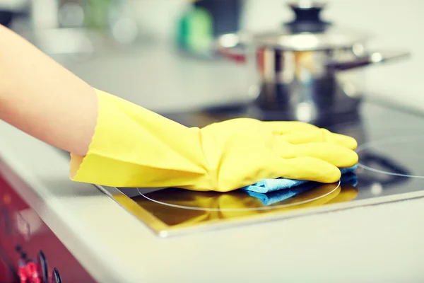 Close up of woman cleaning cooker at home kitchen — Stock Photo, Image