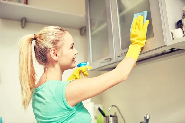 Donna felice armadio di pulizia a casa cucina — Foto Stock