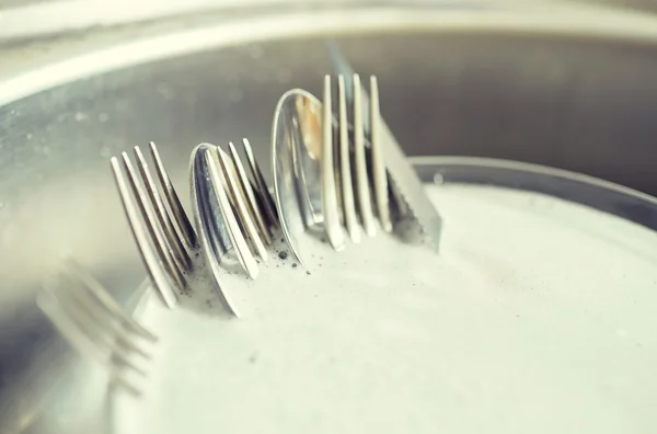 Primer plano de los platos sucios lavado en fregadero de cocina —  Fotos de Stock