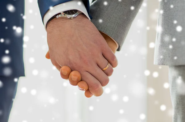 Gros plan de mâle gay mains avec mariage alliances sur — Photo