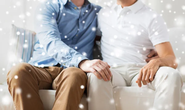 Cerca de feliz macho gay pareja abrazando en casa — Foto de Stock