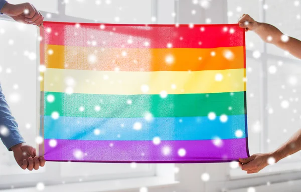 Tett inntil det mannlige homofile paret med regnbueflagg – stockfoto