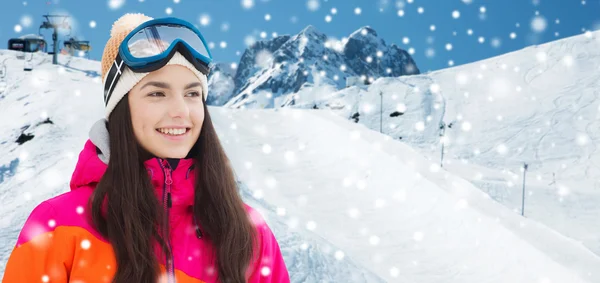 Feliz joven mujer en gafas de esquí sobre las montañas — Foto de Stock