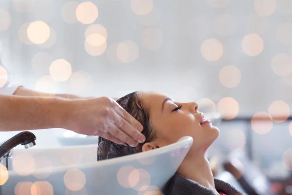 Heureuse jeune femme au salon de coiffure — Photo