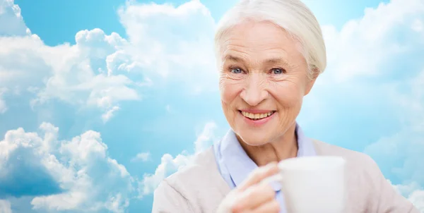 Heureuse femme âgée avec tasse de thé ou de café — Photo