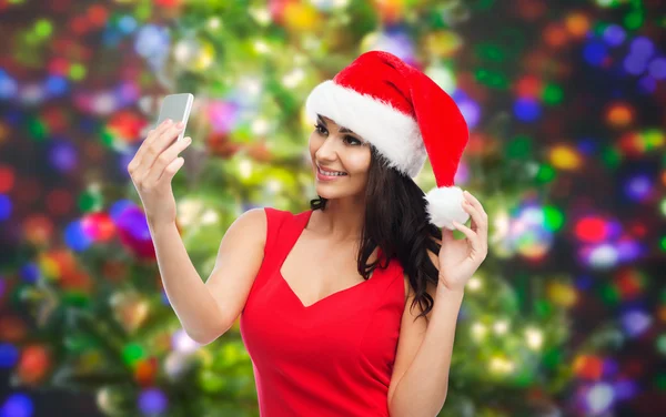 Donna in cappello di Babbo Natale scattare selfie da smartphone — Foto Stock