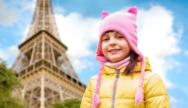 Happy little girl over eiffel tower in paris — 图库照片