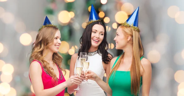 Lachende vrouwen houden glazen mousserende wijn — Stockfoto