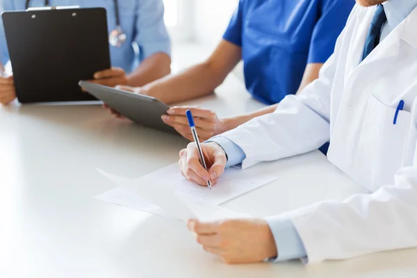 Nahaufnahme glücklicher Ärzte im Seminar oder Krankenhaus — Stockfoto