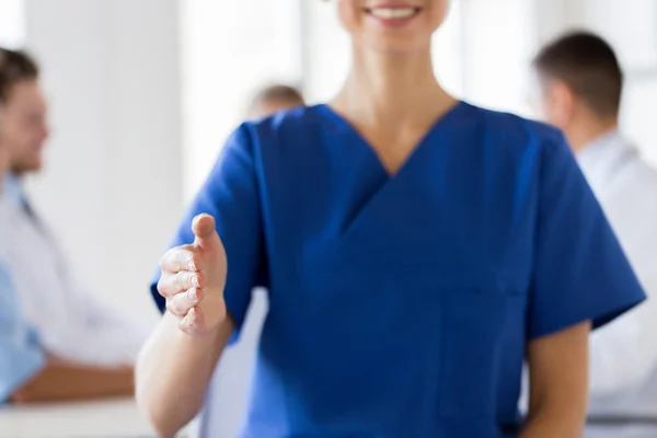 Zblízka lékař natahuje ruku v nemocnici — Stock fotografie