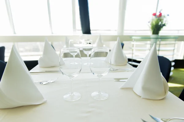 Close up of table setting with glasses and cutlery — Stock Photo, Image