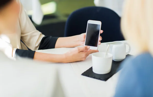 Primer plano de las mujeres con smartphone en el restaurante —  Fotos de Stock