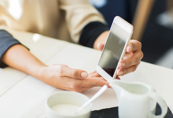 Close up of women with smartphone at restaurant — Stock Photo, Image