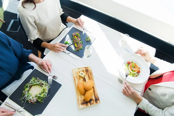 Primo piano delle donne che mangiano antipasto al ristorante — Foto Stock