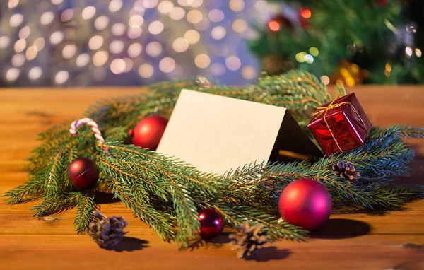 Natural green fir wreath with note on wooden board — Stock Photo, Image