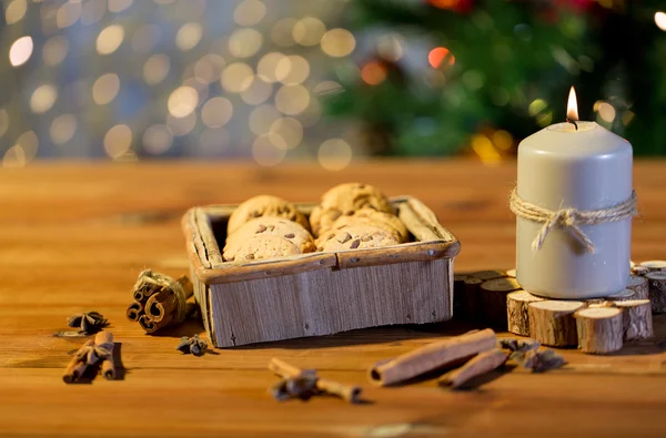 Κοντινό πλάνο της Χριστουγεννιάτικα μπισκότα βρώμης στο ξύλινο τραπέζι — Φωτογραφία Αρχείου