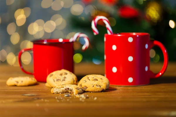 Jul godis käppar och koppar på träbord — Stockfoto