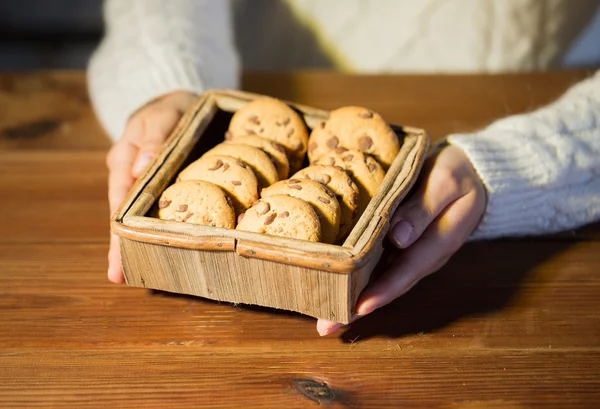 Gros plan de la femme avec des biscuits à l'avoine à la maison — Photo